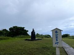 あやまる岬からの景色を眺めておきましょうか。
ちょっと小降りになったところを見計らって展望台に行ってみます。