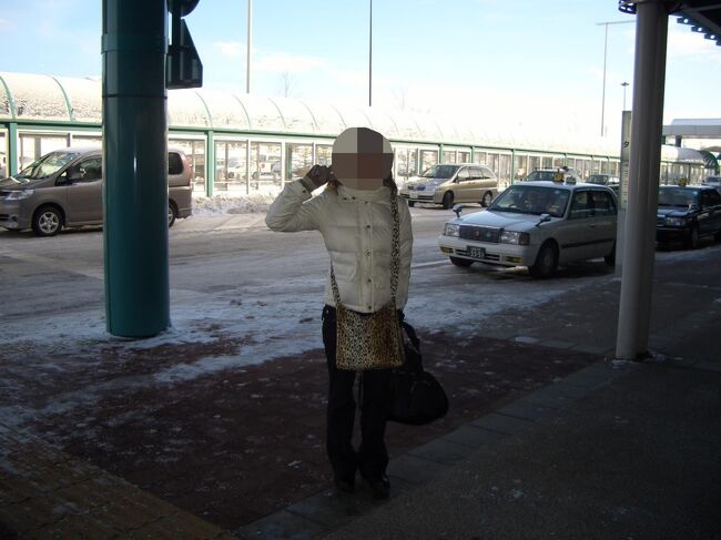函館空港到着。雪が残っています。