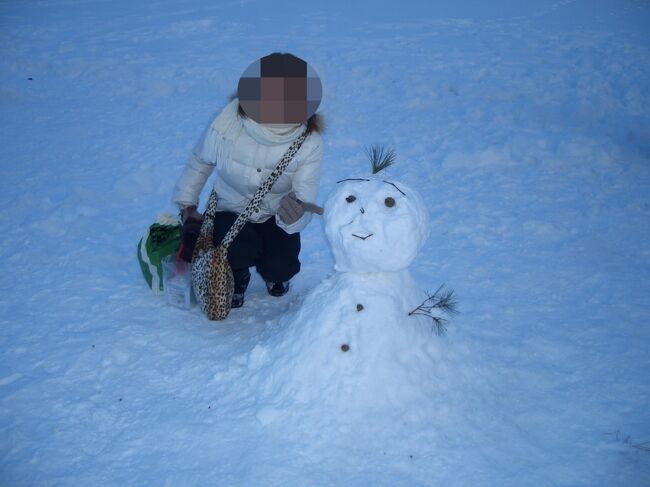 綺麗な雪が積もっており、雪だるまがあったので一緒に写真を撮らさせて頂きました。
