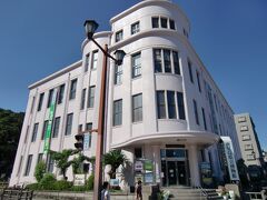 照国神社前交差点角には「鹿児島県立博物館」が在ります、

昭和２年築で県立図書館として竣工し九州初の鉄筋コンクリート造の図書館でした。
その後、昭和２８年には博物館として設立されレトロな外観からは想像も出来ない自然史系博物館ですよ。