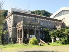 裏手に成る味のある遺構は「旧県立博物館考古資料館」です、

明治１６年築で興業館として建設され、県内では尚古集成館に次いで古い遺構です。
石造アーチ橋の文化圏にある鹿児島ならではの石造建築で，洋風を基調としながら，随所に和風モチーフの細部を混在させた特異な建造物