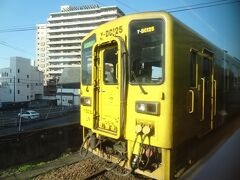 大分県の小京都といわれる日田に停車。

この黄色のディーゼルカーは、水戸岡鋭治氏率いるドーンデザイン研究所がデザインしたキハ125形です。。