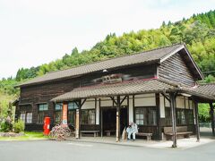 一つ目の目的地である肥薩線「大隅横川駅」です、

以前肥薩線を利用した際にずっーと気に成っていた桟瓦葺きの切妻屋根に下屋が取り付けられた木造平屋建て駅舎です！。
開業当時（明治３６年）からのもので嘉例川駅と共に県内最古で国の登録有形文化財に登録されてます。

＊詳細はクチコミでお願いします