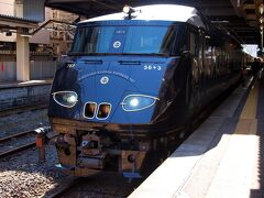 JR九州787系「36ぷらす3」全景（鹿児島中央）　

5日間かけて九州を一周するJR九州のD&S列車「36ぷらす3」
5つのルートを1日単位で乗車できます。
黒の路　金曜日ルート　鹿児島中央12:17発→宮崎15:46着に乗車です。