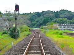 反対側を観ればまた線路はどこまでも続きます～、

肥薩線は名の如く肥後と薩摩を結ぶ路線で、八代/隼人１２４ｋｍですが運転形態は３区間分かれここは隼人/吉松間で１～２時間に１本の割で普通列車が運行されてます。