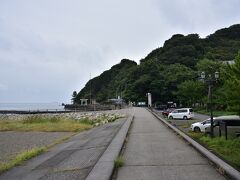 伊勢市、二見興玉神社の無料駐車場です。
細い路地を入って行きます。