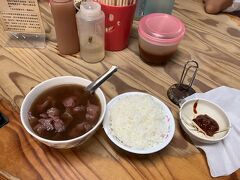 牛肉湯120元、白飯10元　お店到着から30分後
ソースとかはセルフで持ってきます
牛肉の癖はなくて、スープも出汁がうまうま　ううー頑張って早起きしてきてよかった

食べ終わる頃には席が空いてました　一番タイミングの悪い時に来ちゃったみたいです