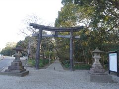 では、気を取り直して、ここからは当初の予定通り。
江田神社は、フェニックス シーガイア リゾートのエリア。イザナミノミコトとイザナミノミコトを祀り、境内にはイザナギノミコトが黄泉の国で穢れた体を清めるために身を沈めたみそぎ池があるという、なかなかの神社です。