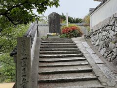 雨の中、折りたたみ傘で坂をのぼって医王寺に向かいます。

ようやく手前の階段に到着しました。

医王寺は平安時代の弘法大師の開基と伝えられる真言宗のお寺だそうです。