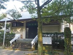 元に戻って、この徴古館は、岩戸神社の付属施設。まだ開いていなかったので、神社の人に声をかけて開けてもらいました。
