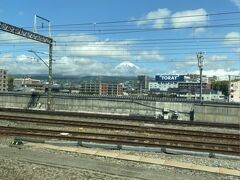 東海道新幹線の車窓から。今回は雲に邪魔されて富士山がきれいに見えませんでした。