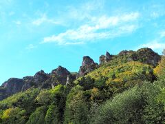 層雲峡の岩肌が見えてきました。