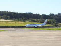 青森空港に到着。
羽田からの飛行機はまだいないなと座席に座って降りるの待っていたら、窓の向こうの空にキラッと光る飛行機が。
きた～～\\(*ˊᗜˋ*)/