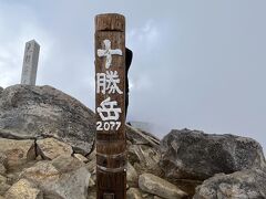 登頂！
雲が出てきて山頂から遠くまで見晴らすことは出来なかったけど、十勝岳自体は楽しめたので良しとする