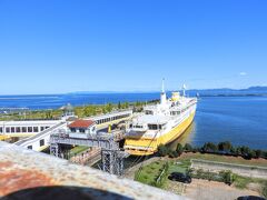 橋の上からの景色は最高でした♡
青函連絡船メモリアルシップ八甲田丸が見えます。
今は動いていなくて博物館になっているそう。