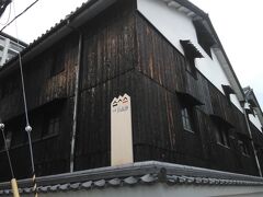 伊丹市に残った2つの酒造会社のもう一つが、白雪の小西酒造です。
日本酒の歴史と文化を紹介する長寿蔵ブルーワリーミュージアムがあります。
その建物は、酒造蔵そのものの雰囲気があります。