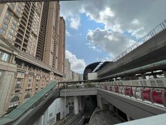 バスは軽軌の馬會駅を経由したので下車。
馬會駅は高架下がバス乗り場に設定されています。

一昨日の香港に続いてマカオの郊外を見ることに。
