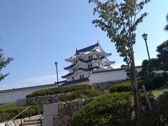 　尼崎城に潜入！
　尼崎城は元和４年（1618）に戸田氏鉄により新しく築城されたお城です。徳川大坂城の西の守りという役割を担っていました。尼崎城は、翌元和4年（1618）から現在の北城内 ・ 南城内の約300メートル四方に、甲子園球場の約3.5 倍にも相当する、3重の堀、4層の天守を持つ広大な城として数年の歳月をかけて築造されました。