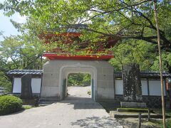 ７２常林寺山門、旧白石城二の丸の東北隅にあった太鼓堂の「時の太鼓」を保管しているそうです。山門は竜宮城のよう建物です。昔は山門の上に置いていたのでしょうか。境内は樹木がいっぱいです。清林寺から左側に出て徒歩数分です
