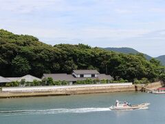 鳥羽水族館
レストランのテラス席から、暫し向かいの坂手島を眺めました。