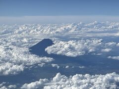 富士山が見えた！真っ黒だー。
富士山は頭が白いのが富士山らしくてイイなー。

いつも富士山が見たいので往路は進行方向右の席(K)にしてます。