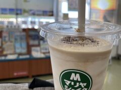 コーヒー味のマリヤシェイク(460円)を飲みながら船を待ちます。