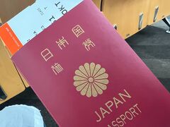 朝イチ、初海外なので6時過ぎには福岡空港へ。
はぁ～緊張する…と思っていたら、出国手続きってこんなに簡単にできちゃうの？とビックリ。

ちょっとビョーキなので、とにかくパスポートがあることを毎分のように確認してしまう。（不安症）…なのに荷物はリュックひとつ。

でもある意味これもビョーキのせいなのかも。できるだけ簡単に出入国を済ませたい…という。