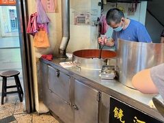 ホテルに荷物を受取がてら台北駅南側を探索

大好き胡椒餅を食べながら。

この後は城内市場にて私と子どもの下着を購入
安いしちゃんと探すとナイスなデザインのものあり。