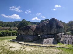 すっごい………想像より大きい岩……！
これを当時の人が重ねたわけでしょ……？