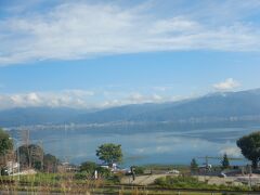 2023年9月16日(土)
3連休の初日、久々に中央道で信州方面へ。
諏訪湖SAから眺める諏訪湖の湖面に雲が映っています。
サービスエリアは人がいっぱい、駐車も結構大変でした。