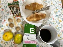 一旦コテージに戻って朝食

Aコープで昨日買ったパンなど

みかん、ヨーグルトは保冷剤と一緒に持参

インスタントコーヒーはコテージにありました