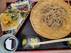 巾着田の近くには食事をするところが少ないので開店前から待ってまずは腹ごしらえ。高麗駅から徒歩5分のそばの里茂むら。美味しかった。