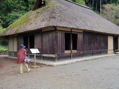 せっかくなので２キロ以上歩いて高麗神社に行きました。
こちらは神職を務めてきた高麗家の住宅だそうです。手前に枝垂れ桜。
帰りは途中から1時間に1本のバスに乗れました！