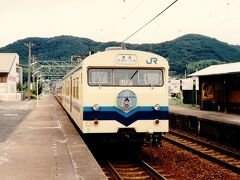 完全な盲腸線となった宇野線の茶屋町ー宇野間に投入されたクモハ８３．
もともと湘南電車の荷物者だったものを改造したものです。
これは確か、迫川駅で撮影したもので、１９９０年頃のもの。
当時、玉野市に用事があるときは今のように特急バスではなく、宇野線で出向いていました。