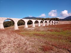 1937年に完成したタウシュベツ川橋は、長さ130m。
ダム湖に水没したり雪に覆われ姿が見え隠れするアーチ橋なので、幻の橋と言われているそうです。
