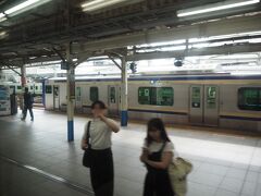 横浜駅。3連休中日の日曜日。通勤客もいないからそんなに混んでなかった。
寝不足だから東京駅まで寝てればいいんだけど。景色が気になって眠れないんだもん。やっぱこどもｗ
通勤の時はぐっすり眠れちゃうんだけど、おっかしいね。