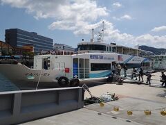 軍艦島クルーズ13:00発の「マルベージャ号」乗船乗り場は、長崎港２号桟橋（屋根なし）です。
12:40乗船開始なので、その10分前くらいに桟橋へ行ったら、ツアー客で長蛇の列です。