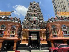 クアラルンプール最古のヒンドゥー教寺院「スリ・マハ・マリアマン寺院（Sri Maha Mariamman Temple）」です。　靴を脱いで入場します。