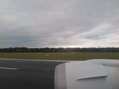 9:10、定刻より15分遅れてシドニー国際空港に到着しました。