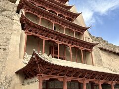 ９層の構造で、石窟内部には大仏が鎮座しています。