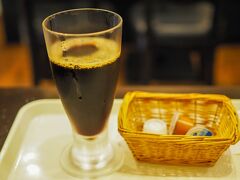 そろそろ涼しくなる（べき）季節なので、コーヒー豆を仕入れようと「備屋珈琲」に寄りました。
焙煎の待ち時間に、昔ながらの焙煎機の音と香りを楽しみながら、濃くて冷たいアイスコーヒーを。

漱石ブレンド　910円
冷たい珈琲　500円