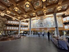 昨日同様に立派過ぎるロビーです。