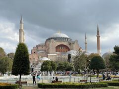 3つ隣のSultanahmet駅で降りると、アヤソフィアが見えてきます。