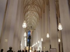 雨の中立ち寄った聖母教会（Frauenkirche）

ちょうどミサをやっていて、パイプオルガンの重厚感のある音色に癒されました。
ゴシック様式の教会の、森の中にいるような佇まいが好き。

そして、街に響き渡る鐘の音に感動。
アザーンが聞こえる生活が当たり前だったので。