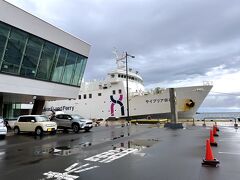 １＜鴛泊港＞
　今朝方、豪雨でスマホがけたたましく鳴りました。避難準備警報が出て、「もしかしたらフェリーが止まるかも・・・」と不安に襲われましたが、雨が止みフェリーが運航することが分かり一安心。