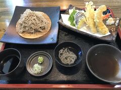 湿原さんぽを終え下界に降りてきました。暑い・・
長野に来たからにはお蕎麦を食べねば。そばのさとでざるそばと天ぷらセットを注文。そばはもっと高級なのがありましたがだいぶお高いので断念。

今年は9月末でも暑い・・高原に後ろ髪引かれながら帰りました・・

次は蓼科山に登りに来たいと思います！