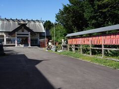 線路を渡りしばらく走ると、神社が見えて来た。飯生神社と言う社であった。安永2年(1773)、松前藩が番屋を建てた時、その守り神として創建したものだそうだ。今年、ちょうど創建250周年と言うことで、記念の御朱印が授与されていた。