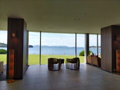 港からはお世話になるホテルへ直行しました。
ホテルに入った瞬間に目の前に広がる海。
かなりテンションあがる景色です。