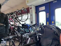 車内は、ヨーロッパならでは。
自転車で旅ができるように整備されており日本との違いを感じる。
