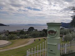 到着したのはオリーブ公園です。
魔女の宅急便の映画の撮影地として有名で、ほうきにまたがって写真を撮るのが流行っているそうです。